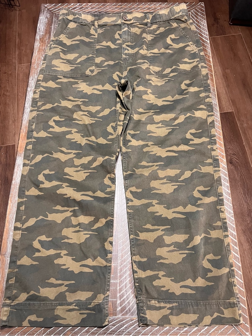 American Eagle Women’s Ex-Boyfriend Utility Camo Pants Size XL Straight Leg